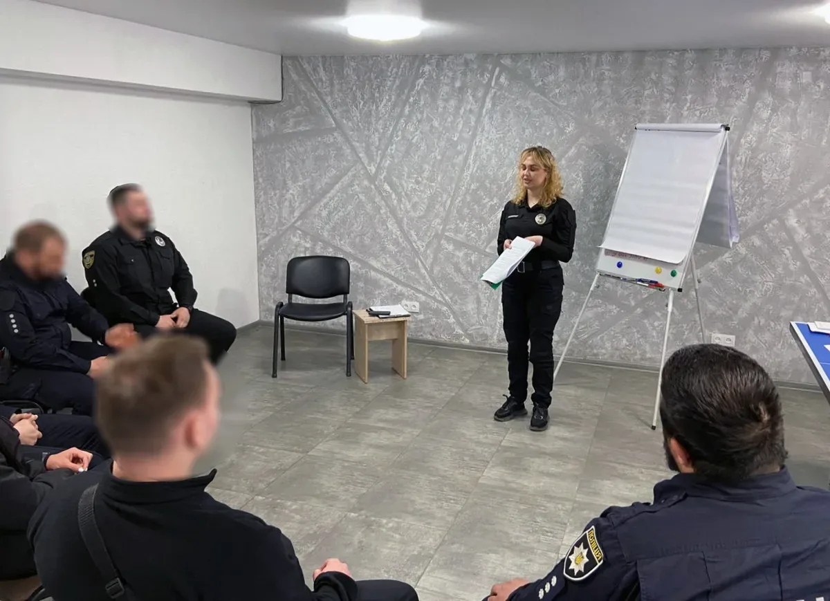 Група поліцейських Херсонської області слухає лекцію про права людини та систему Custody Records на тренінгу. 1