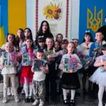 Поліцейські Херсонського району вітають школярів із канікулами та дарують творчі набори