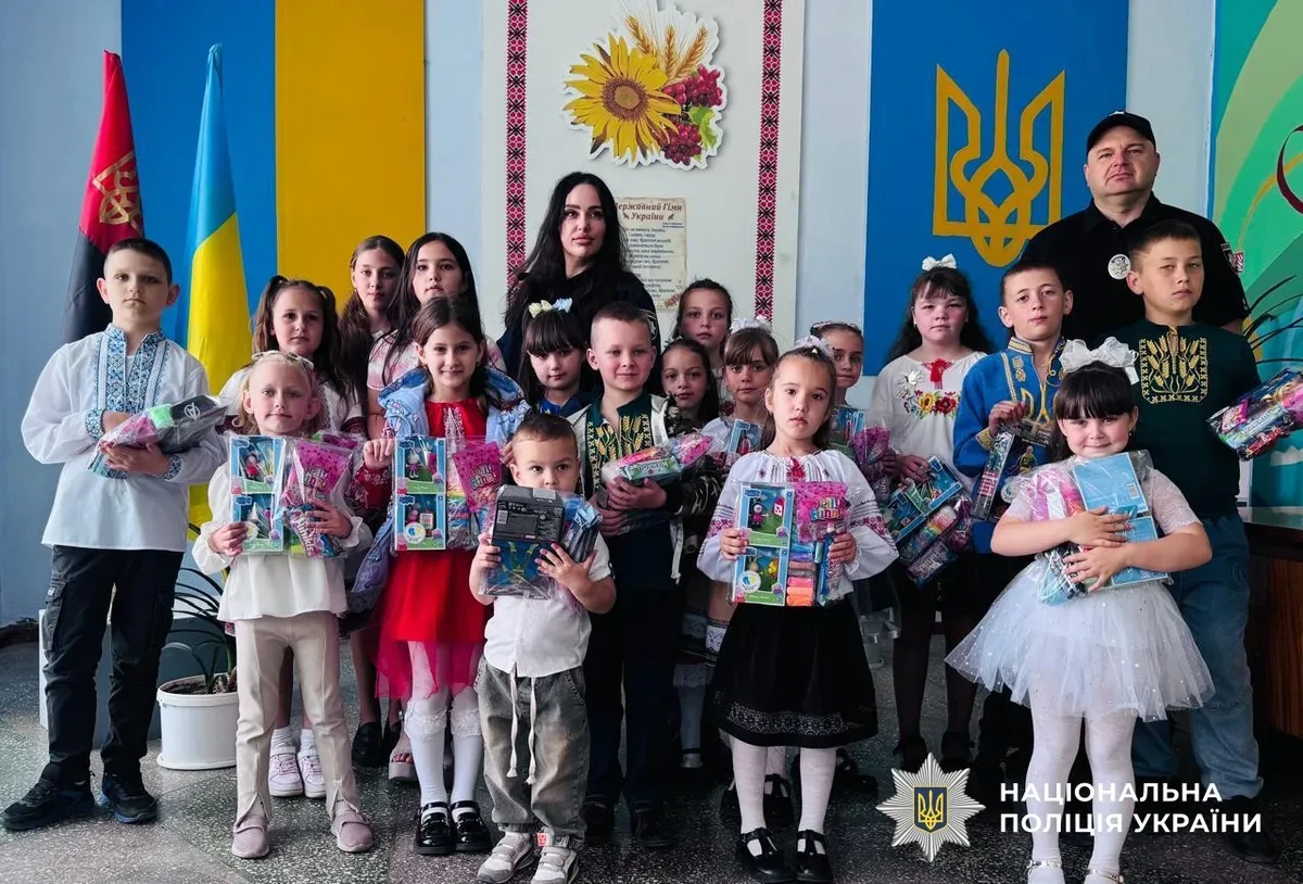 Поліцейські Херсонського району вітають школярів із канікулами та дарують творчі набори 1