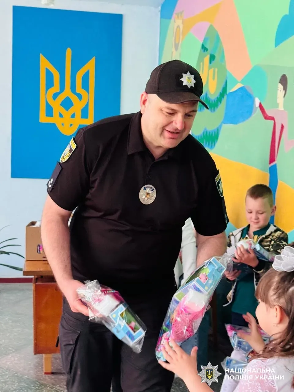 Поліцейські Херсонського району вітають школярів із канікулами та дарують творчі набори 2