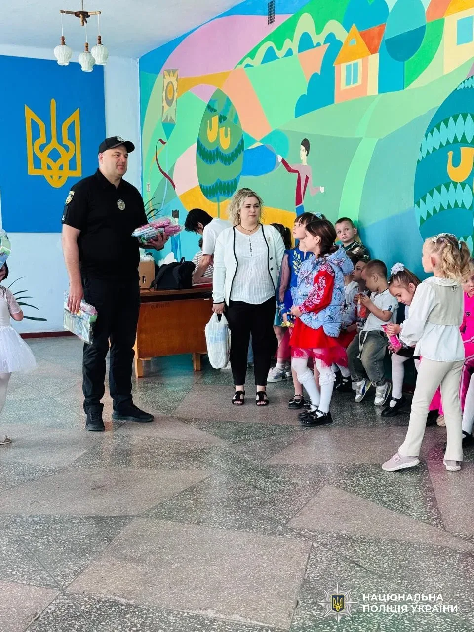 Поліцейські Херсонського району вітають школярів із канікулами та дарують творчі набори 3