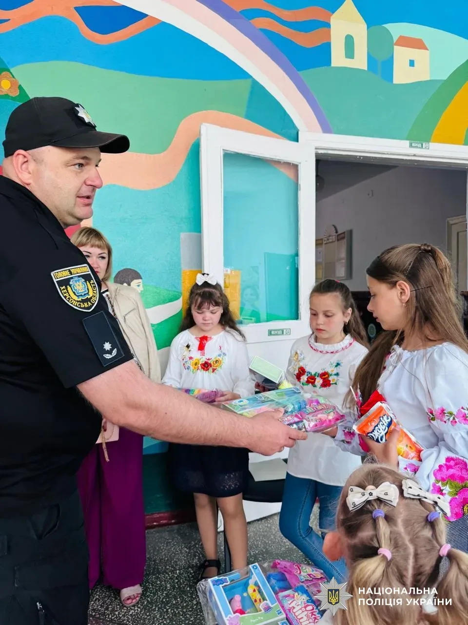 Поліцейські Херсонського району вітають школярів із канікулами та дарують творчі набори 4