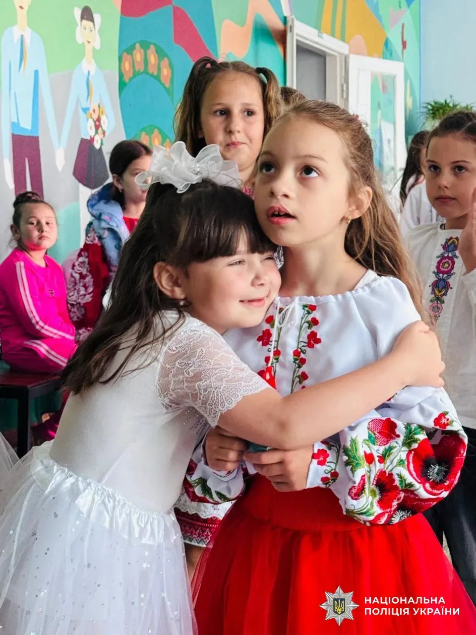 Поліцейські Херсонського району вітають школярів із канікулами та дарують творчі набори 5