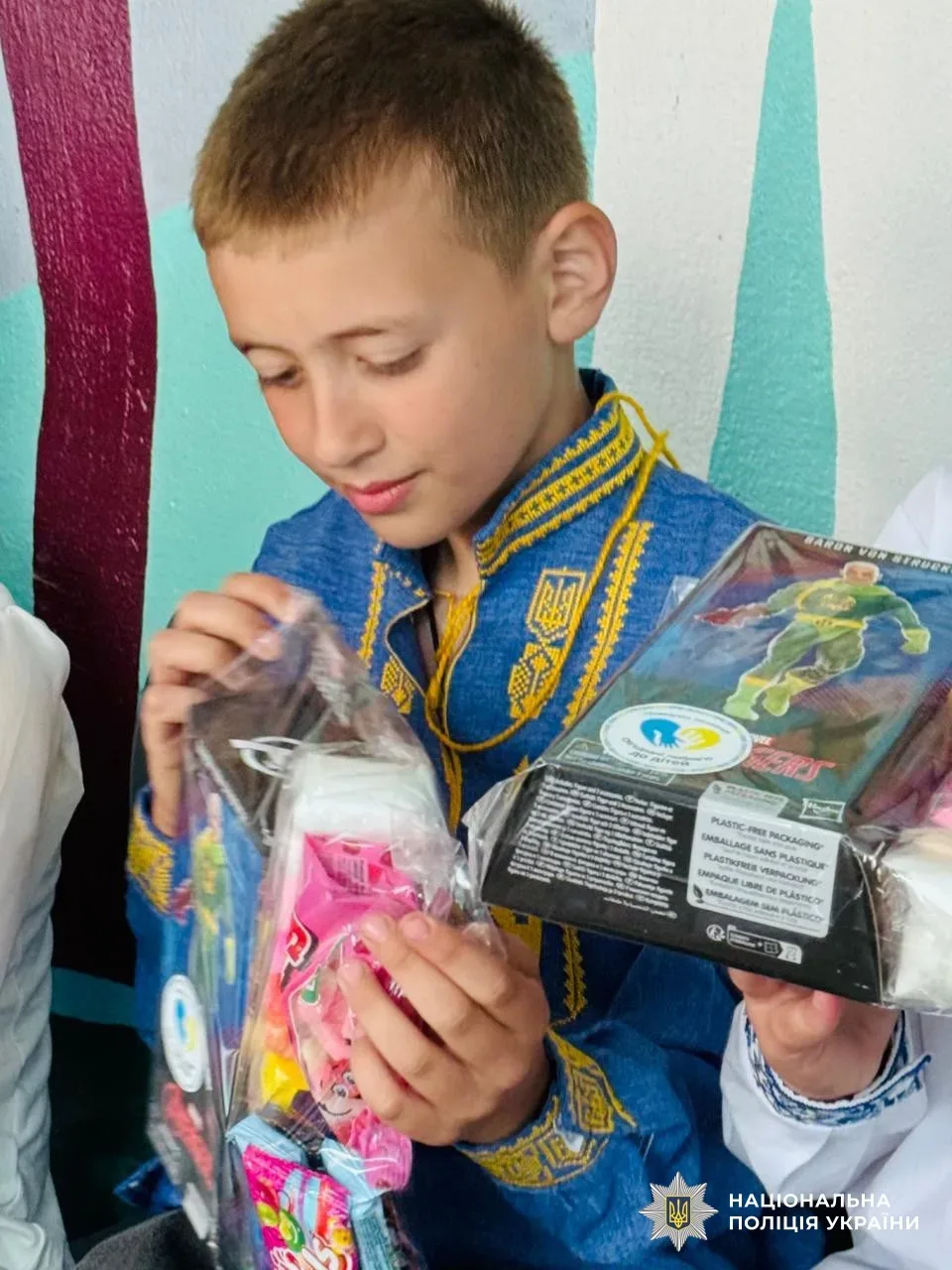 Поліцейські Херсонського району вітають школярів із канікулами та дарують творчі набори 6