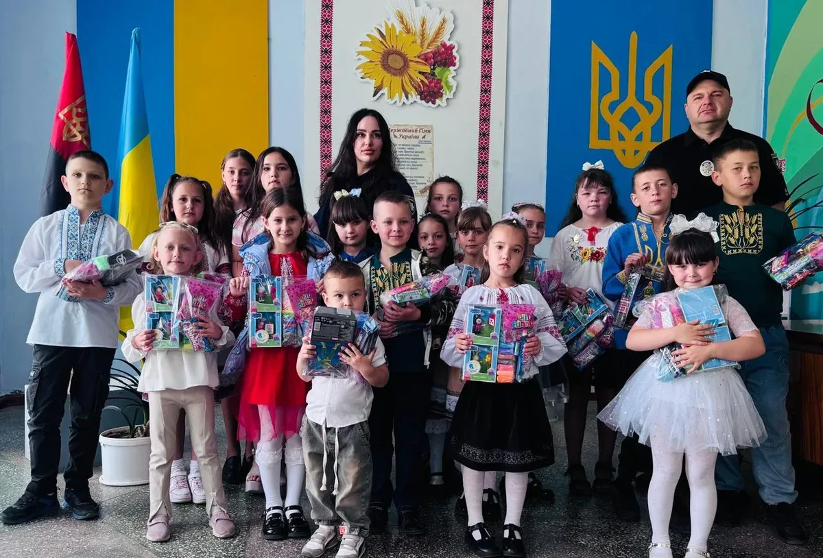 Поліцейські Херсонського району вітають школярів із канікулами та дарують творчі набори 8