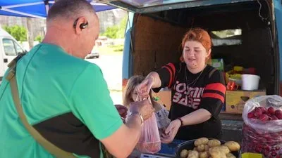 Свіжа полуниця на прилавку ринку в Херсоні, яку продають, попри дефіцит місцевого врожаю. 1