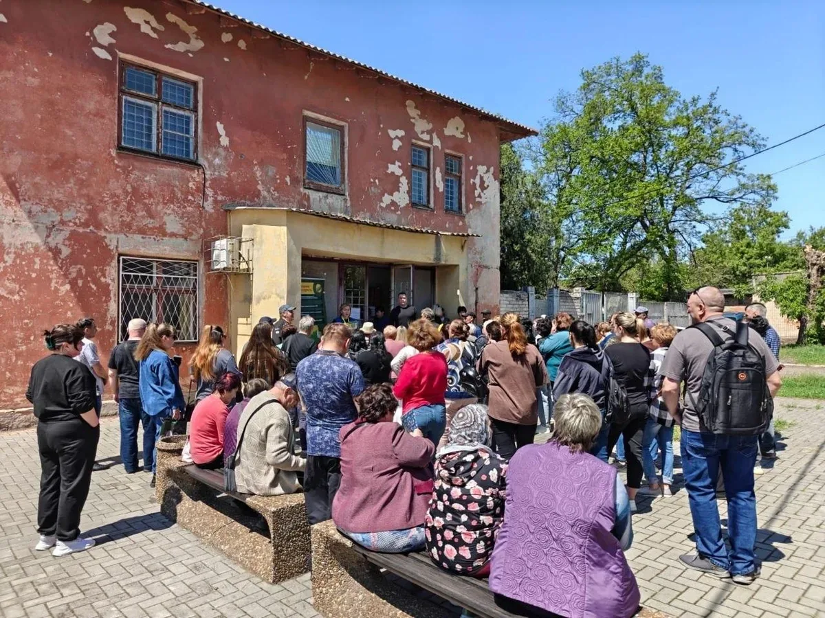 Переселенці з Херсонщини отримують гуманітарну допомогу в Координаційному центрі Вільні разом у Дніпрі 2