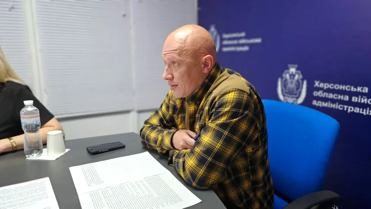 Дитячі долоньки в кольорах українського прапора як символ повернення дітей з окупації та підтримки 1