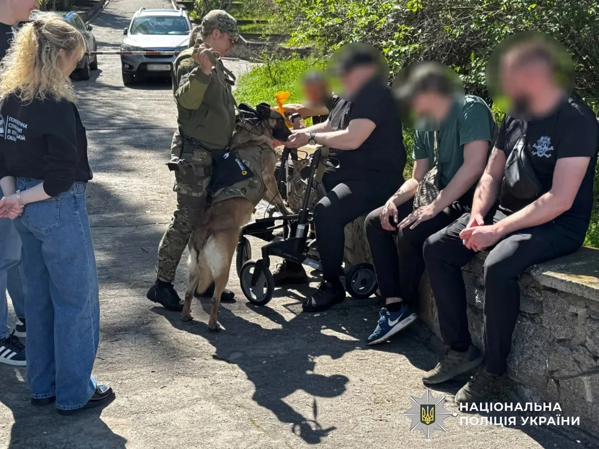 Поранені поліцейські Херсонщини під час сеансу психологічної підтримки з арттерапією та службовим собакою 2