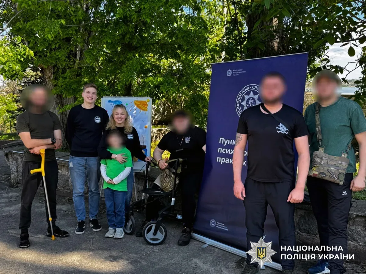 Поранені поліцейські Херсонщини під час сеансу психологічної підтримки з арттерапією та службовим собакою 3