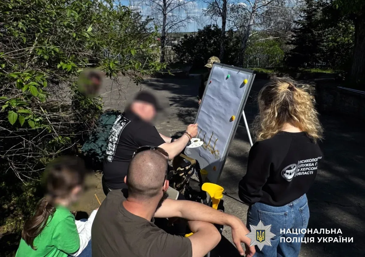 Поранені поліцейські Херсонщини під час сеансу психологічної підтримки з арттерапією та службовим собакою 5