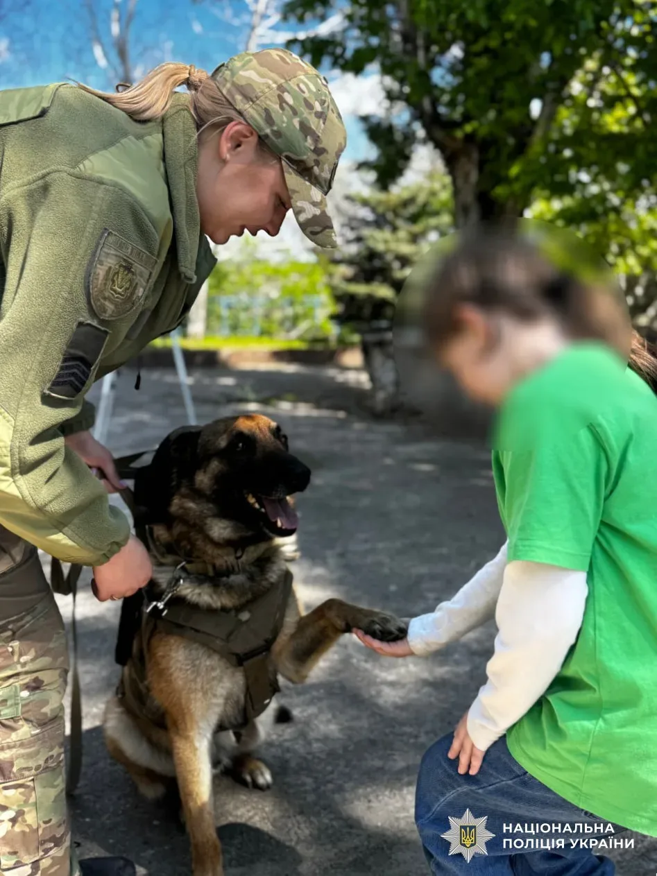 Поранені поліцейські Херсонщини під час сеансу психологічної підтримки з арттерапією та службовим собакою 9