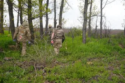 Фахівці ЦВС 121-ї бригади ТрО проводять пошукові роботи тіл загиблих на замінованих територіях Херсонщини. 1