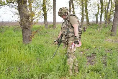 Фахівці ЦВС 121-ї бригади ТрО проводять пошукові роботи тіл загиблих на замінованих територіях Херсонщини. 2