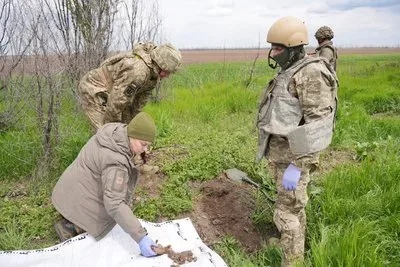 Фахівці ЦВС 121-ї бригади ТрО проводять пошукові роботи тіл загиблих на замінованих територіях Херсонщини. 5