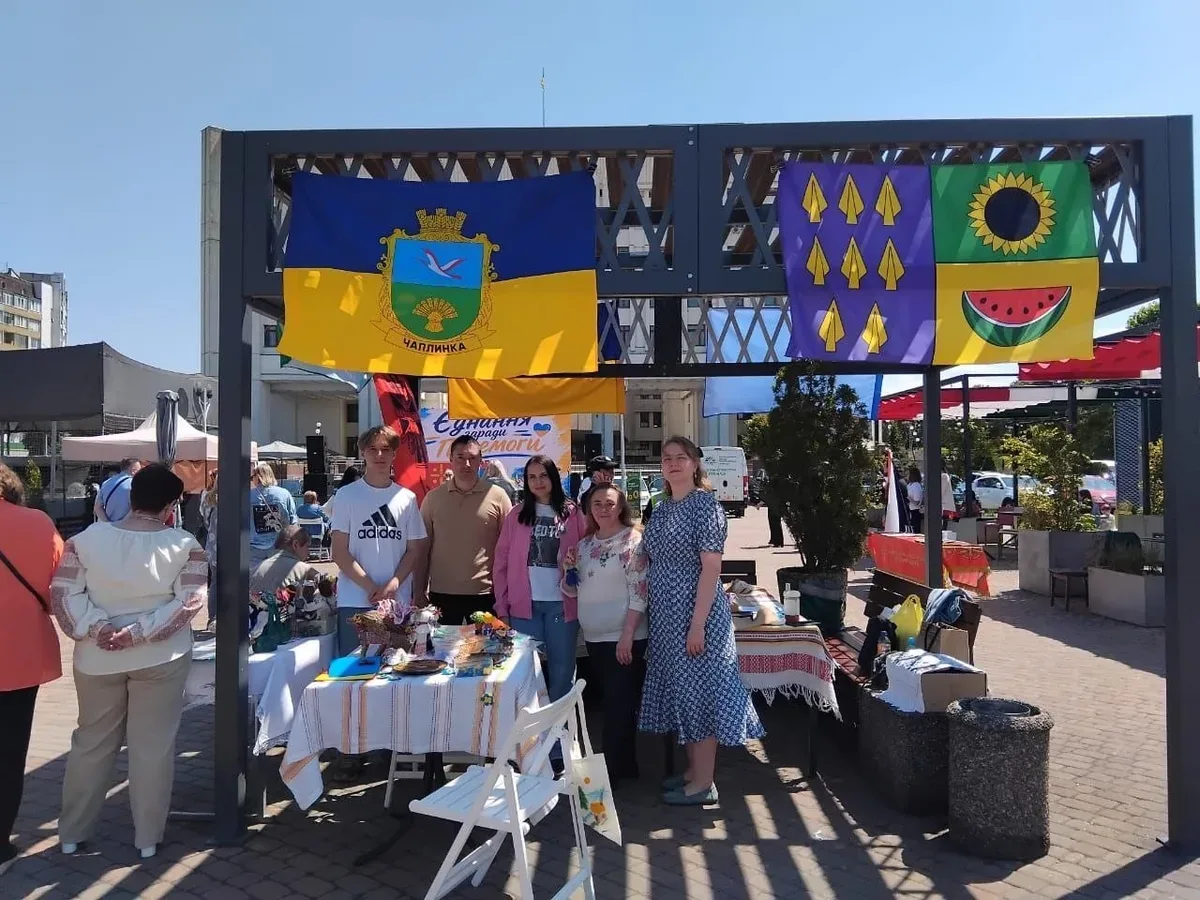 Представники херсонських громад на фестивалі в Черкасах проводять майстер-клас з виготовлення оберегів. 1
