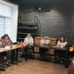 Учасники SMM-тренінгу в Миколаєві, які прибули з Херсонщини, слухають лекцію про маркетингову діяльність та просування в соцмережах.