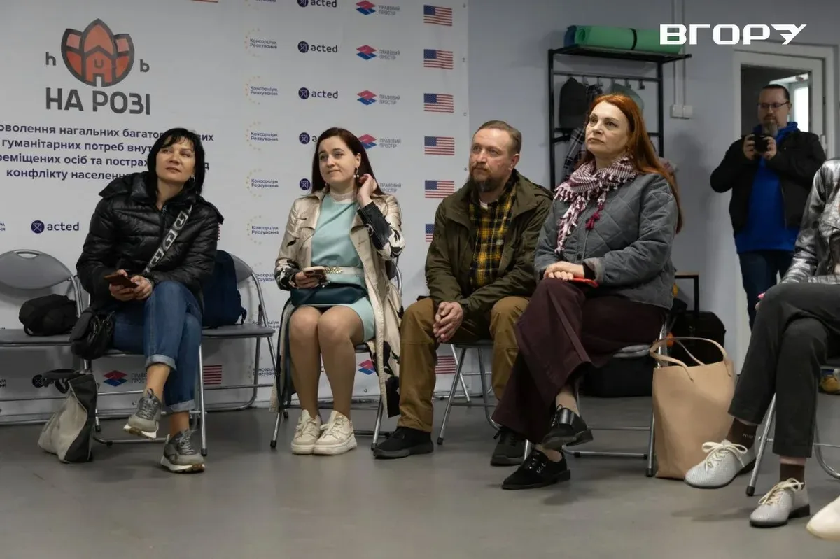 Презентація художньо-документального проєкту "Планета Херсон" в укритті Херсона, люди дивляться відео. 6