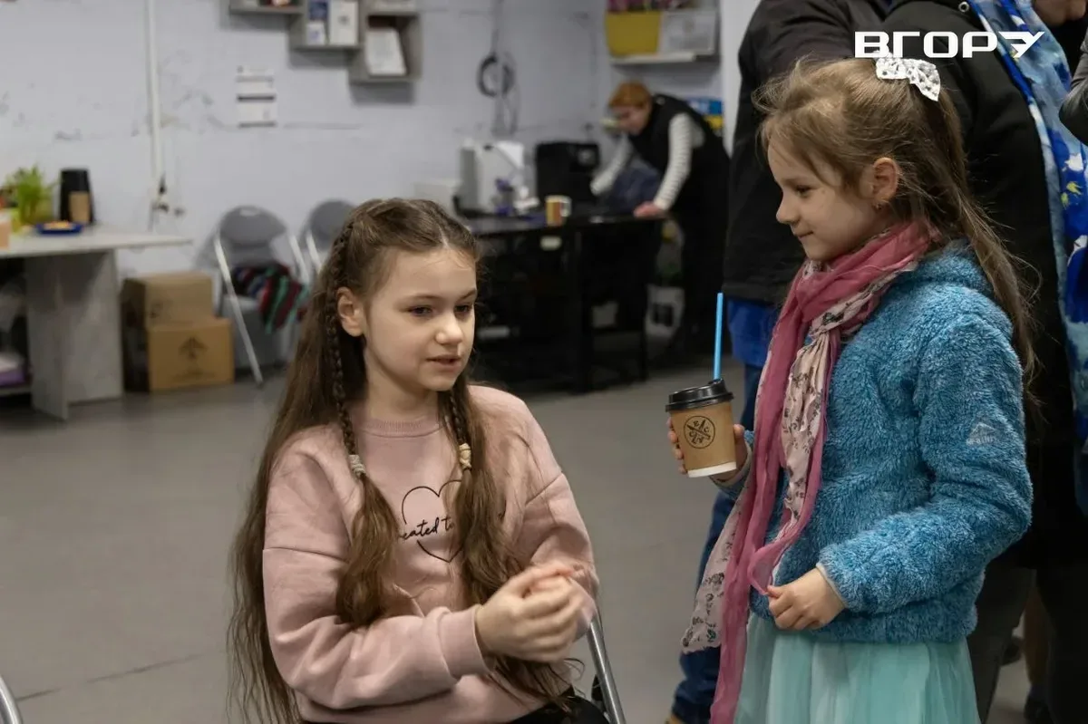 Презентація художньо-документального проєкту "Планета Херсон" в укритті Херсона, люди дивляться відео. 7