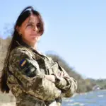 Катерина Федоровська-Войт у формі, піднімає кубок, усміхається на спортивному заході, освітлення, радісний настрій.