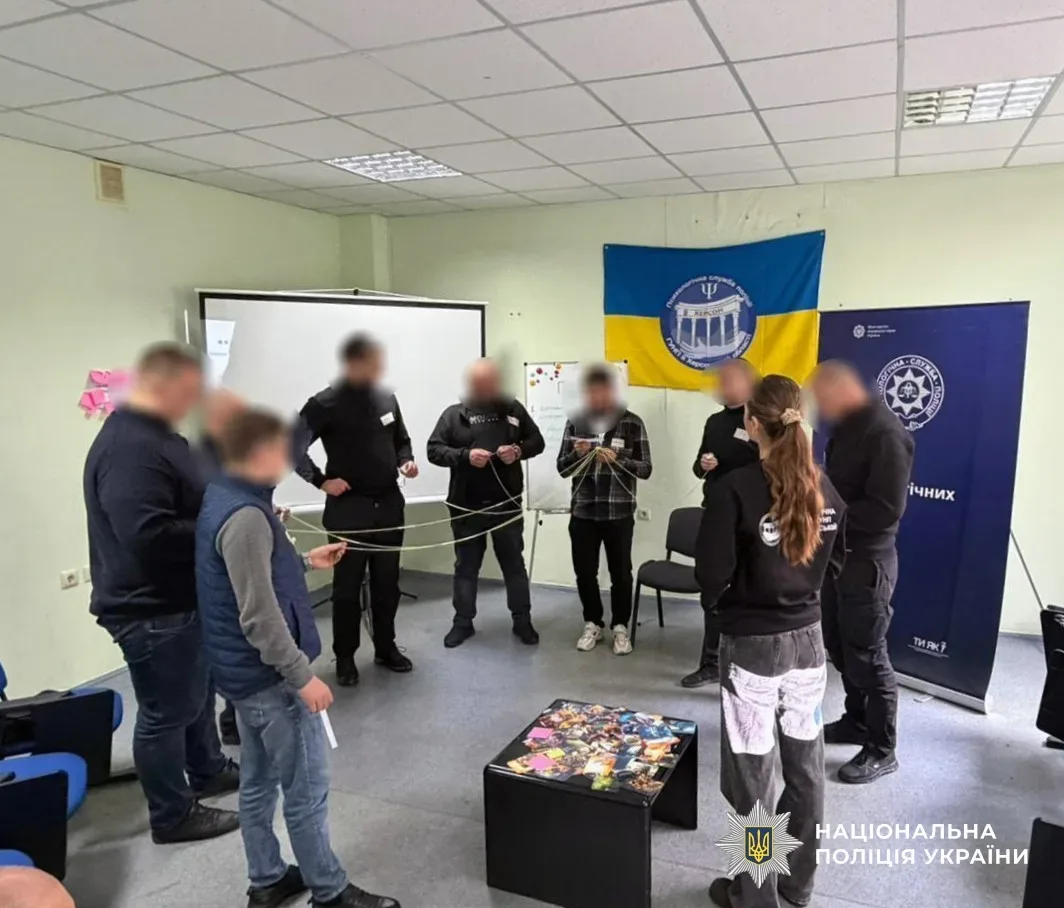 Поліцейські-психологи навчають колег долати стрес та емоційне виснаження під час практичного заняття. 1