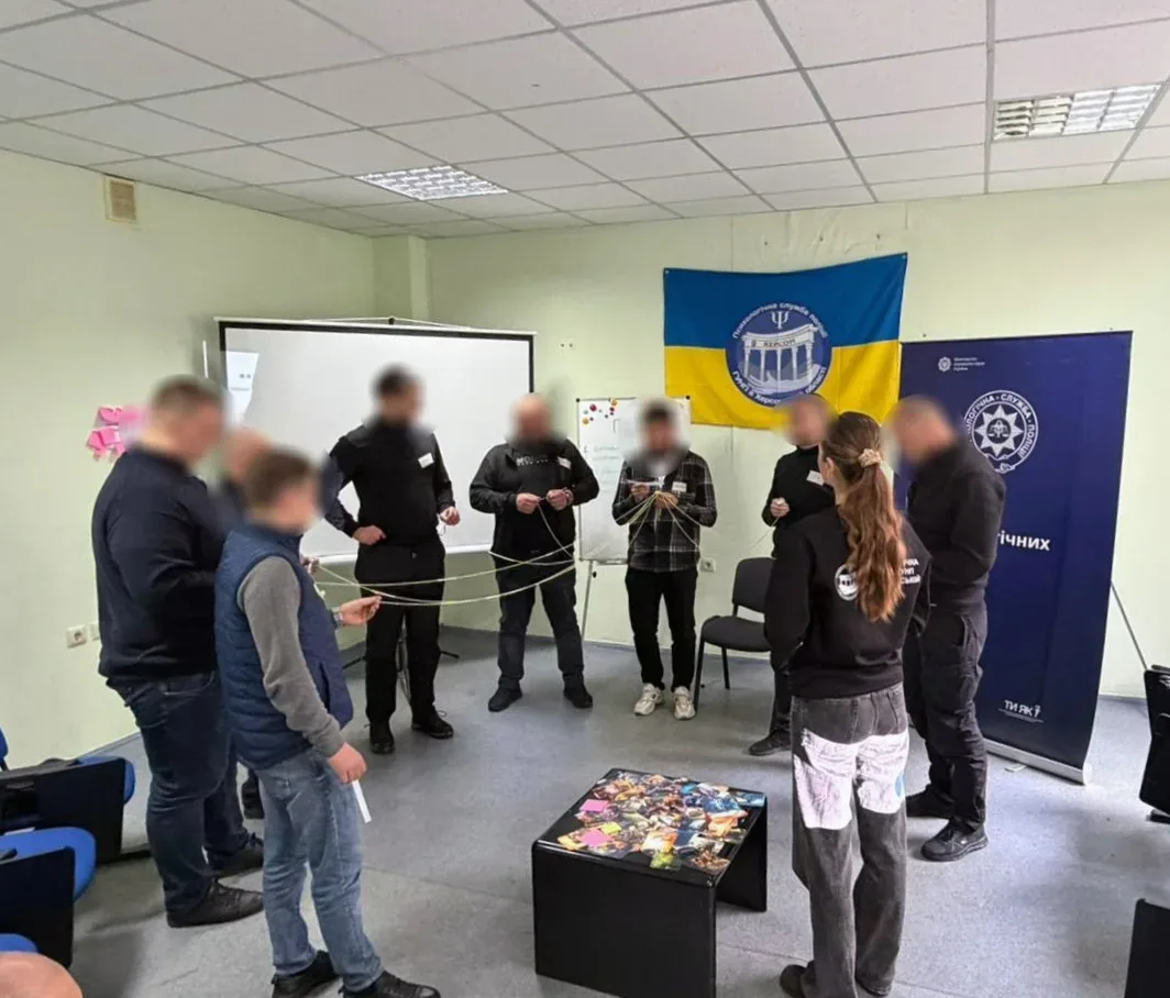 Поліцейські-психологи навчають колег долати стрес та емоційне виснаження під час практичного заняття. 3