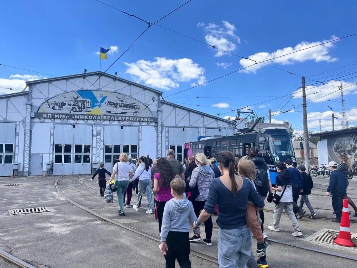 Родини ВПО з Херсонщини дізнаються про безпеку дорожнього руху на заході в Миколаєві. 1