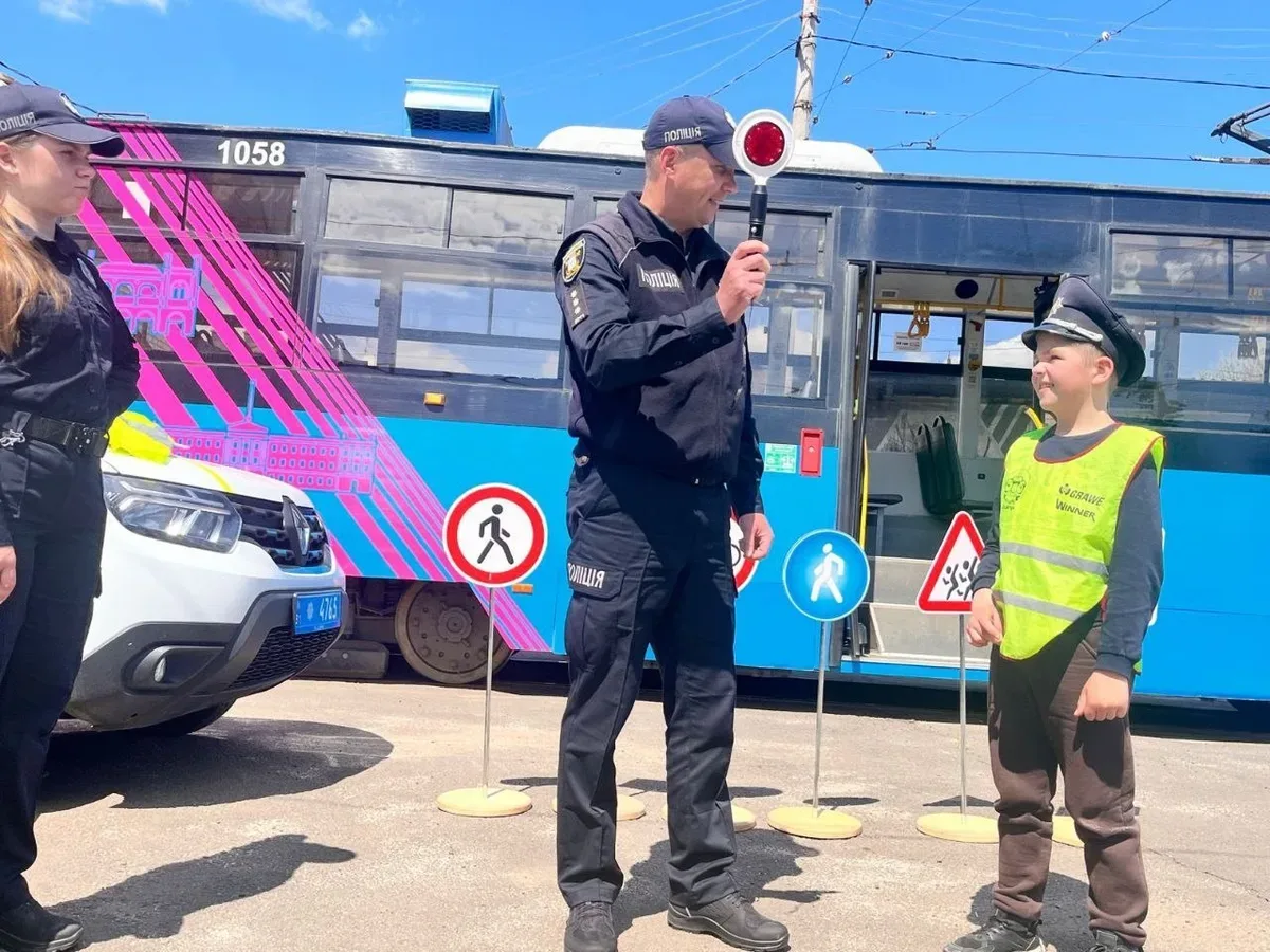 Родини ВПО з Херсонщини дізнаються про безпеку дорожнього руху на заході в Миколаєві. 2