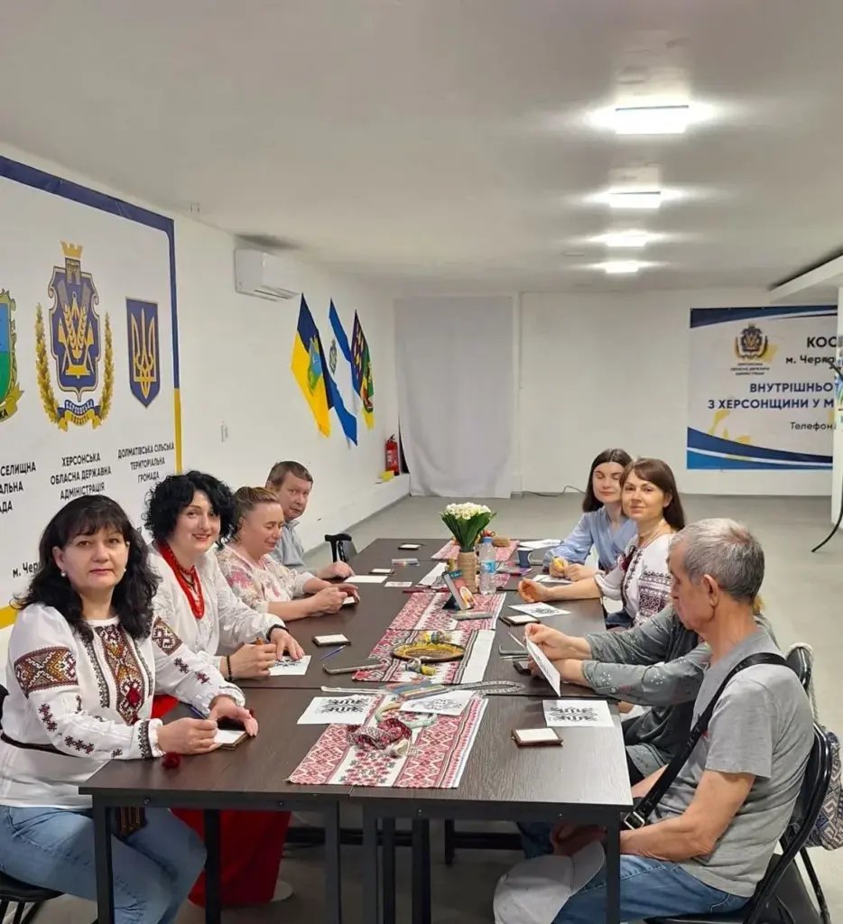 Родини з Херсонщини створили обереги на День вишиванки