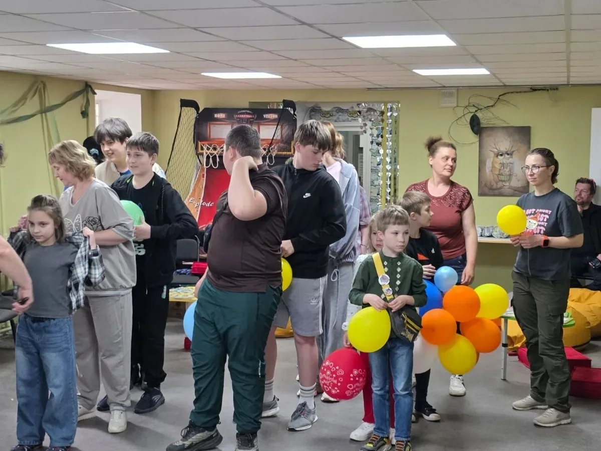 Родинне свято «Вільні разом» для переселенців з Херсонщини у Дніпрі, діти та дорослі грають разом 1