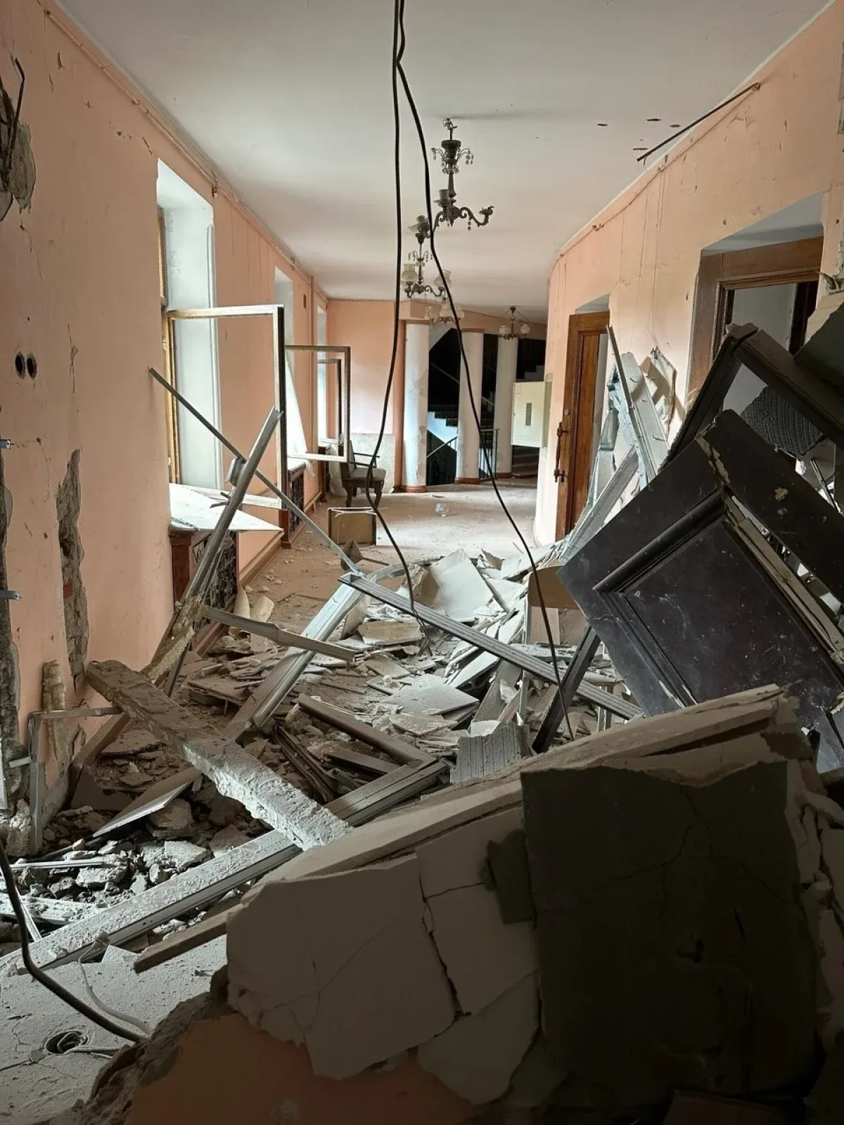 Пошкодження Херсонського обласного академічного музично-драматичного театру імені Миколи Куліша після атаки дроном "Молнія". 2
