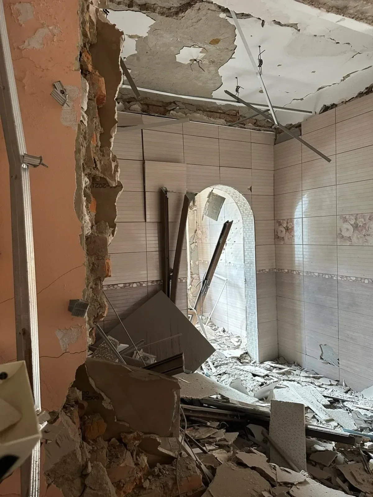 Пошкодження Херсонського обласного академічного музично-драматичного театру імені Миколи Куліша після атаки дроном "Молнія". 4