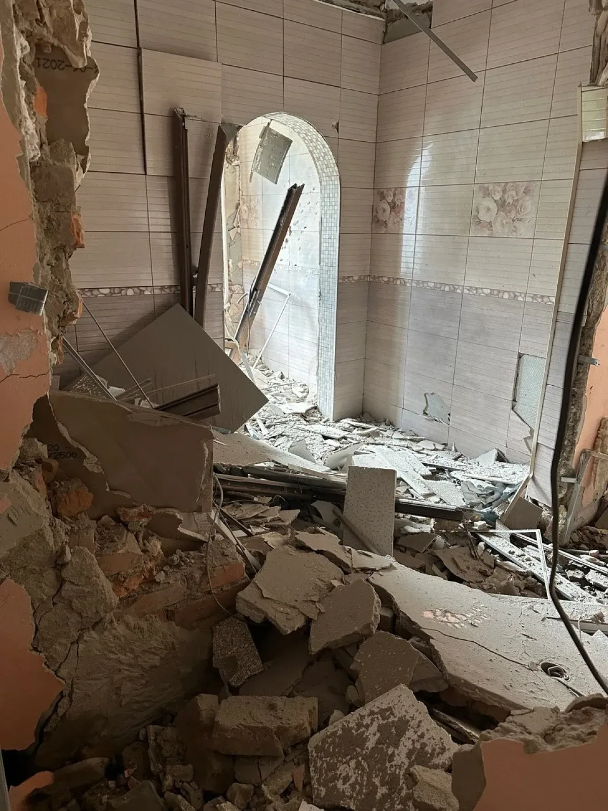 Пошкодження Херсонського обласного академічного музично-драматичного театру імені Миколи Куліша після атаки дроном "Молнія". 6