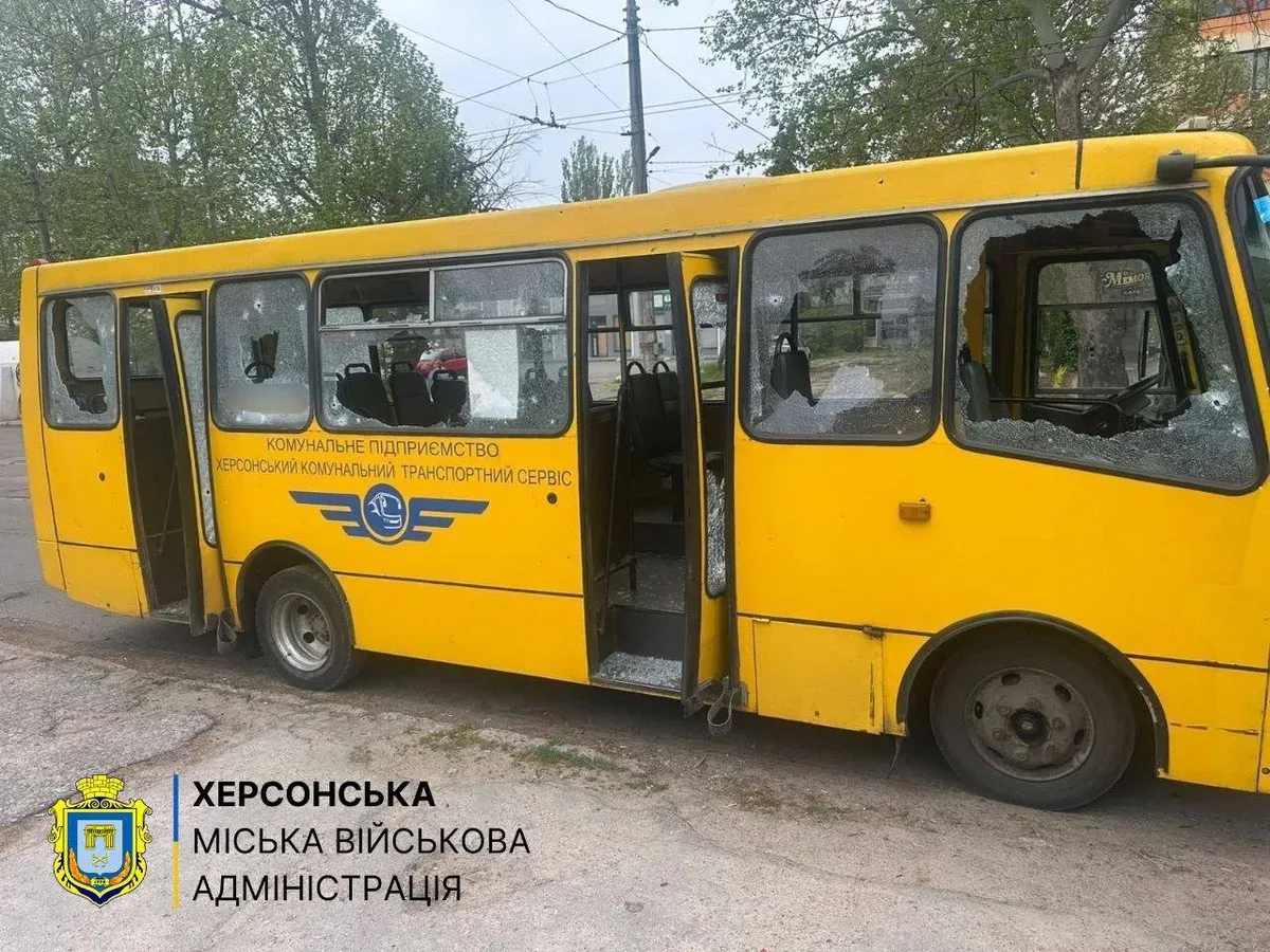 Пошкоджений комунальний автобус після російської атаки в Херсоні 1