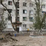 Наслідки обстрілу Херсона, поранені діти та загиблий чоловік біля дитячого майданчика.