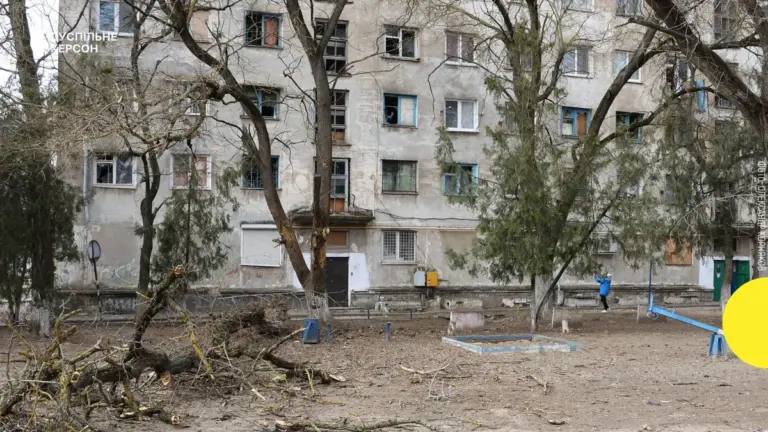 Наслідки обстрілу Херсона, поранені діти та загиблий чоловік біля дитячого майданчика.