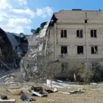 Пошкоджена будівля лікарні після обстрілу в Білозерці