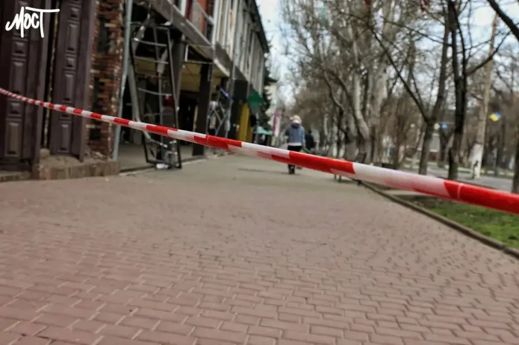 Росіяни вдарили дроном по зупинці в Херсоні поранений 60-річний чоловік