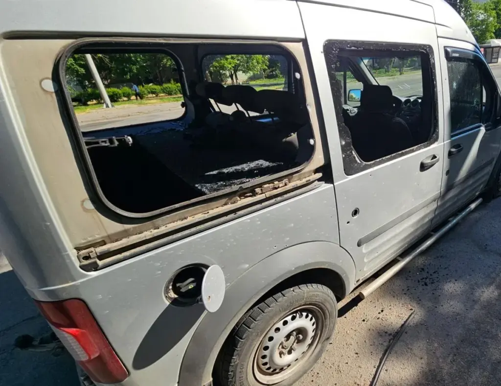 Росіяни вдарили “молнією” по авто в Херсоні четверо травмованих