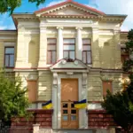 Пошкоджена будівля Херсонського краєзнавчого музею після російських обстрілів