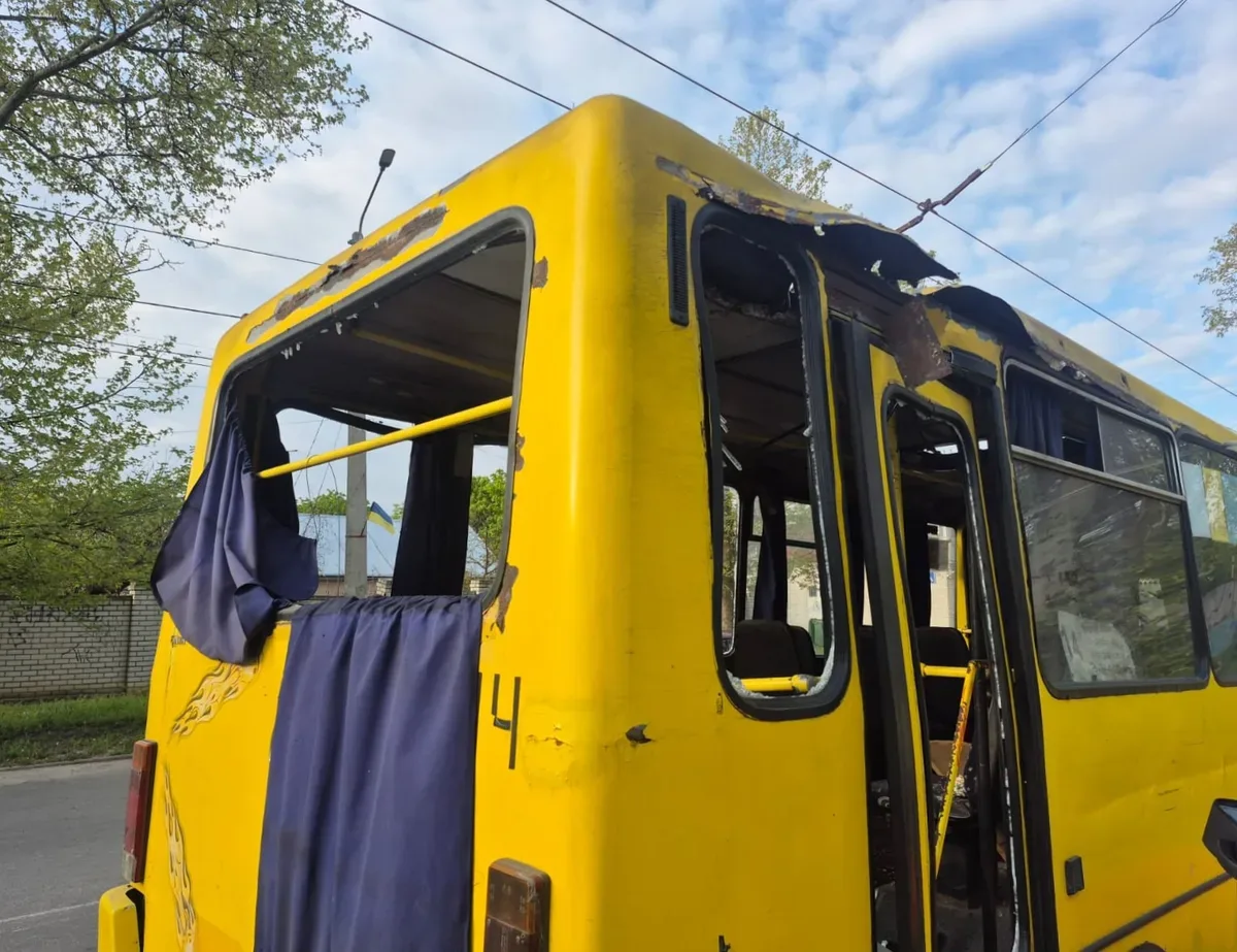 Наслідки російської атаки дроном на маршрутний автобус у Херсоні, двоє загиблих, восьмеро поранених. 1