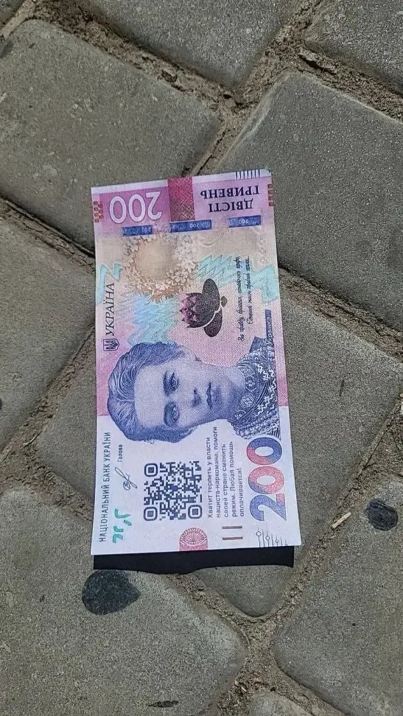 Російські дрони скидають у Херсоні фейкові гривні з пропагандою