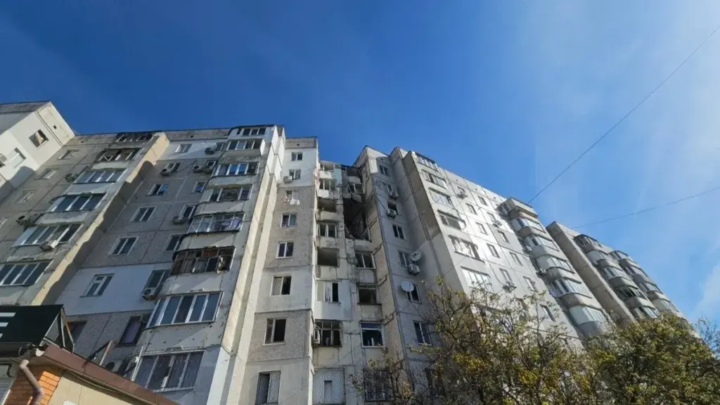 Російські дрони влучили у багатоповерхівку в Херсоні