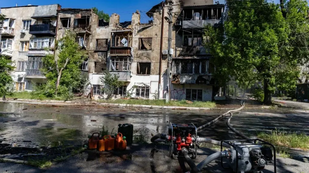 Російські обстріли зруйнували майже 900 будинків у Херсонській громаді