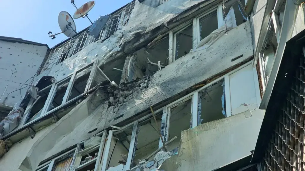 Російські окупанти обстріляли багатоповерхівку у Центральному районі Херсона