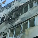 Пошкоджена багатоповерхівка після обстрілу у Херсоні