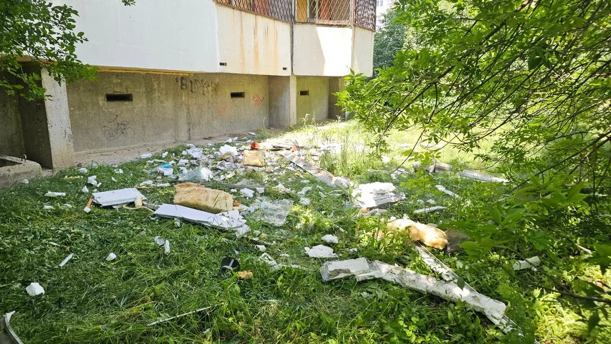 Пошкоджена багатоповерхівка після обстрілу у Херсоні 1