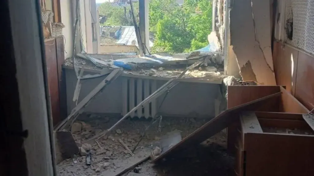 Російські війська атакували багатоповерхівку та адмінбудівлю в Херсоні