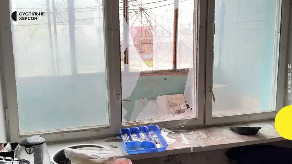 Російські війська обстріляли Центральний район Херсона, поранено 68-річну жінку