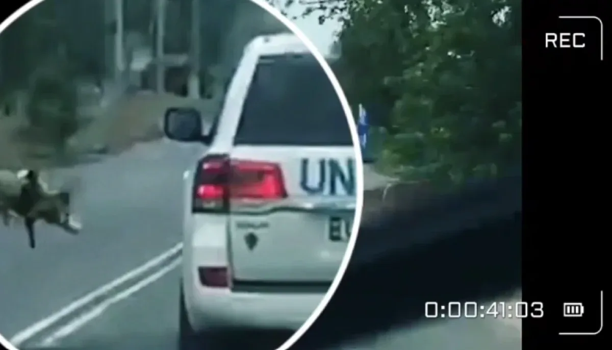 Маркований автомобіль ООН у Херсоні після атаки російського дрона, пошкоджений корпус 1